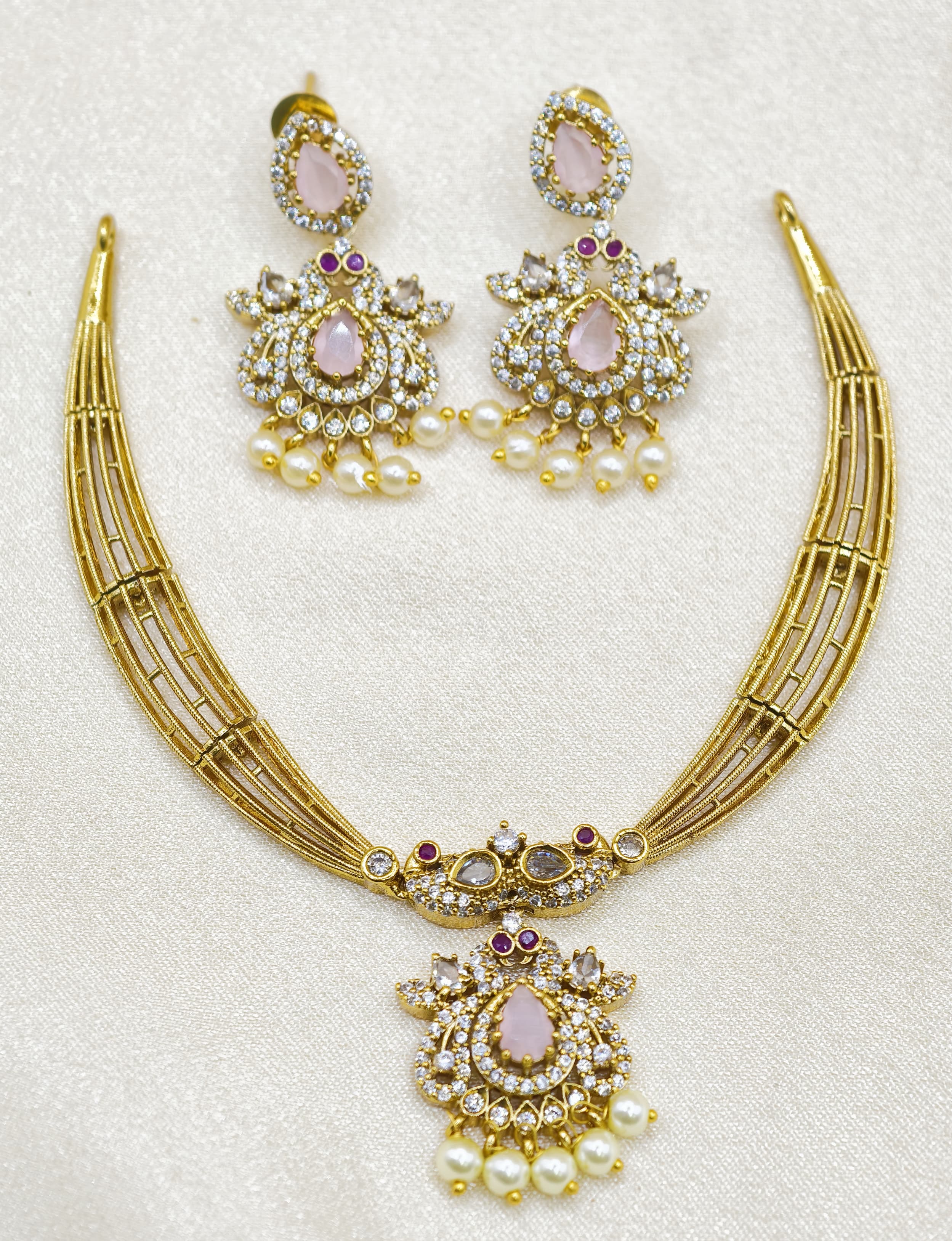 Short necklace.Modern n elegant