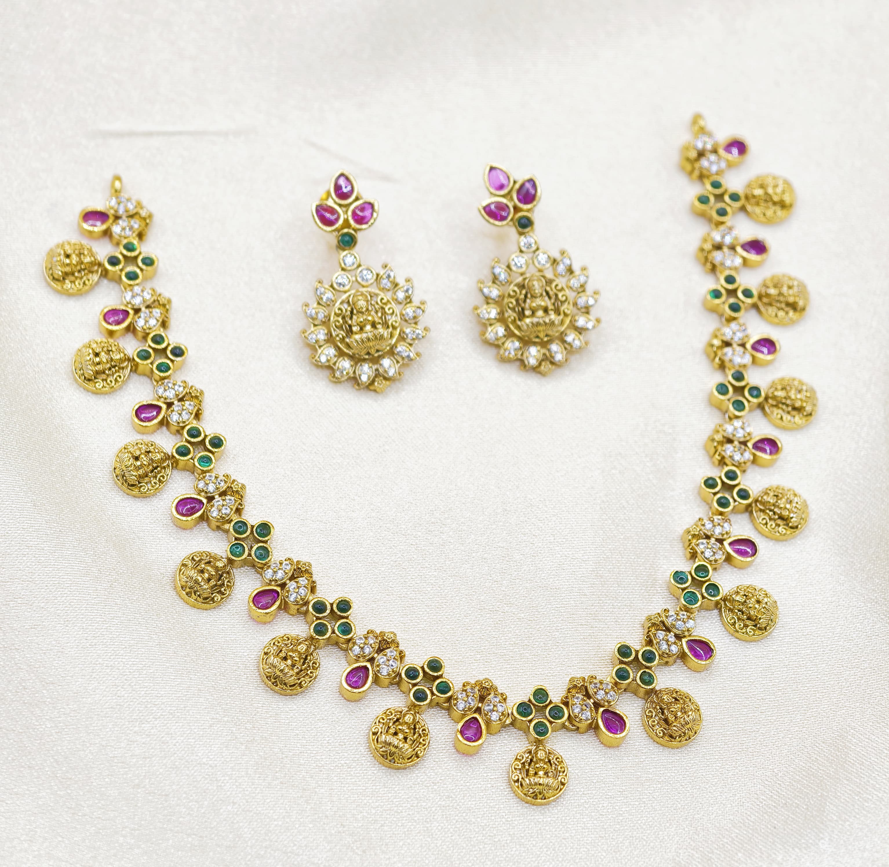 Short necklace set